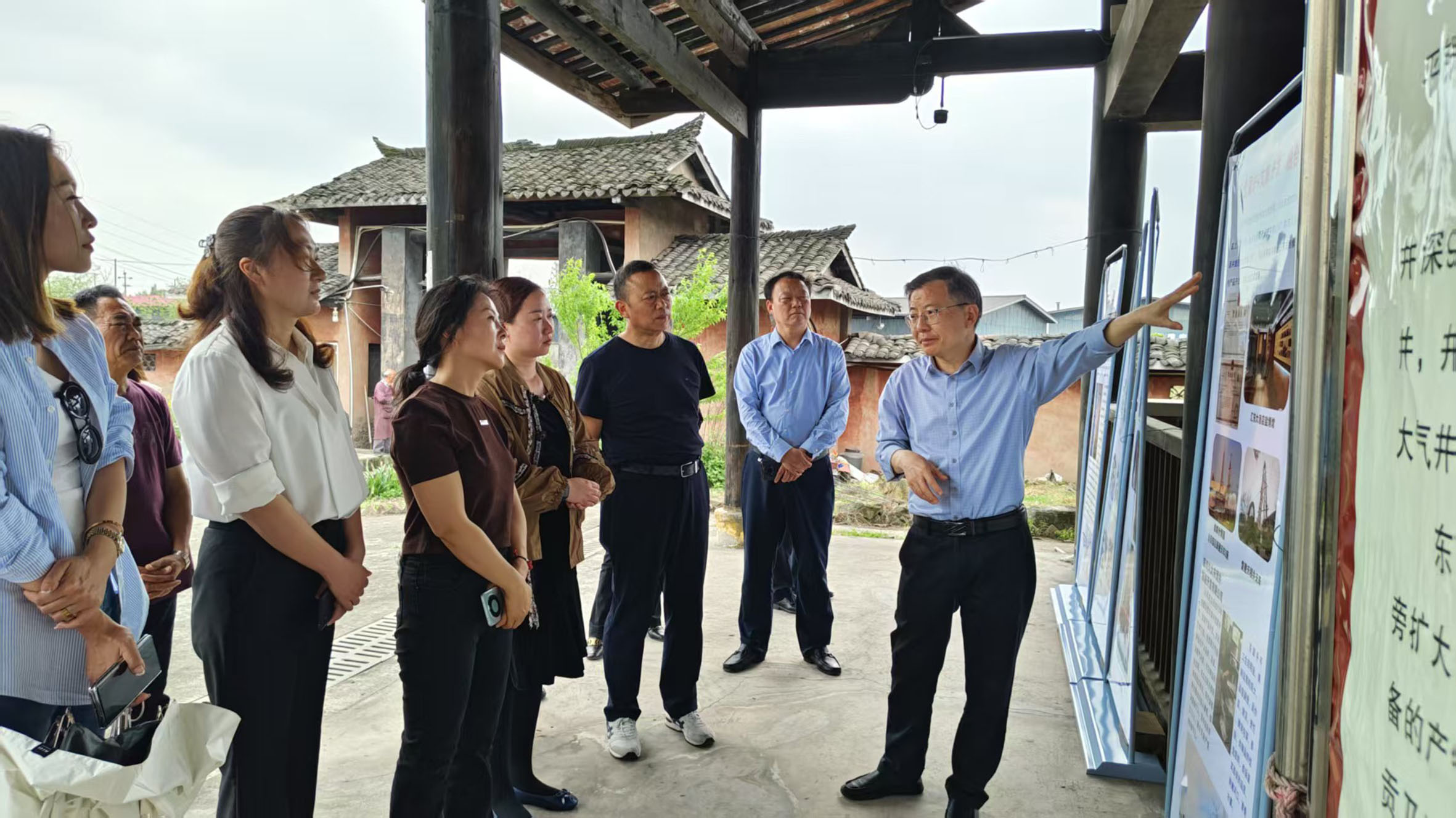 四川省“百城百艺”考察组到东源井古盐场调研